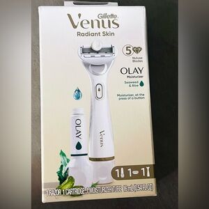 Venus Radiant Skin Razor with Olay Moisturizer